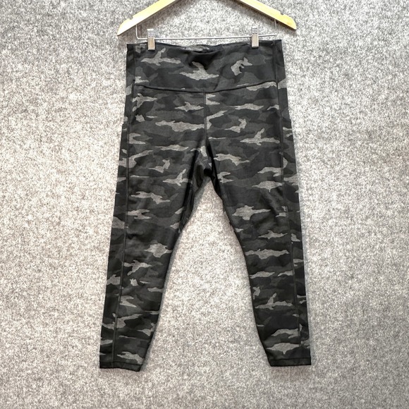 Athleta Pants - Athleta Pants Leggings Womens L Ultimate Stash Pocket 7/8 Tight Gray Camo Print